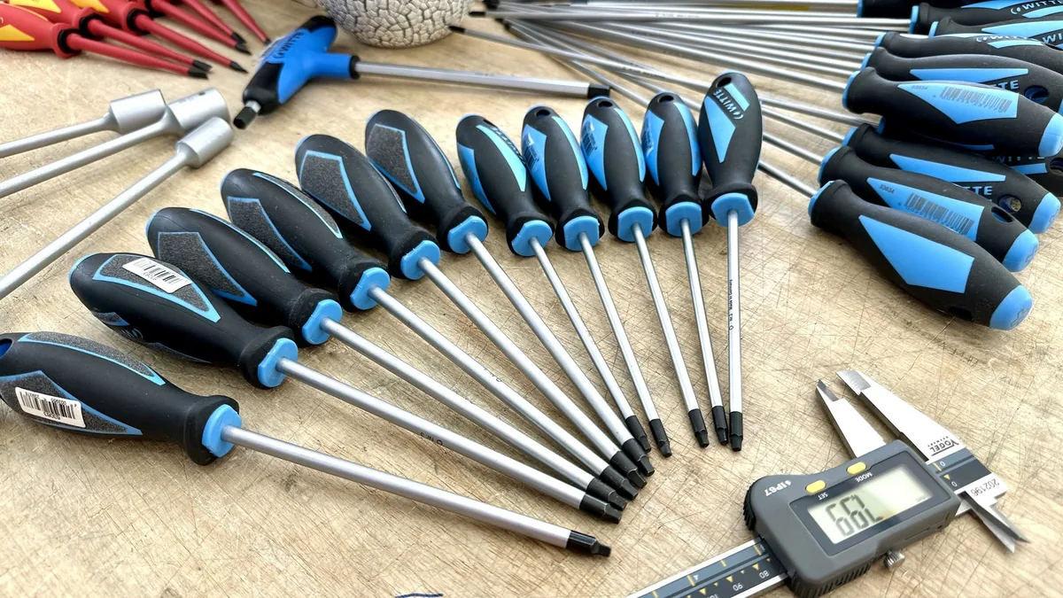 Tua vít bake 63030, cán phủ sợi thuỷ tinh