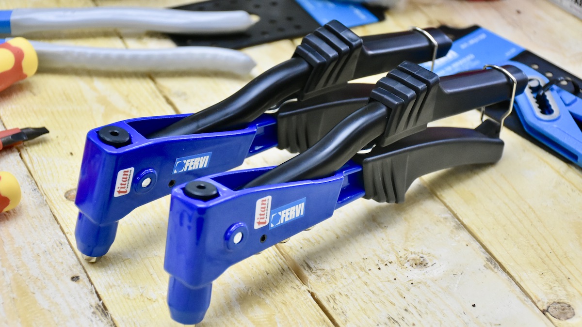 kìm bấm rive màu xanh sơn tĩnh điện