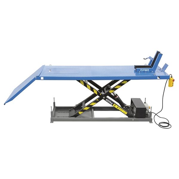 Bàn nâng xe máy FERVI S029 hoạt động bằng thủy lực, chạy điện.