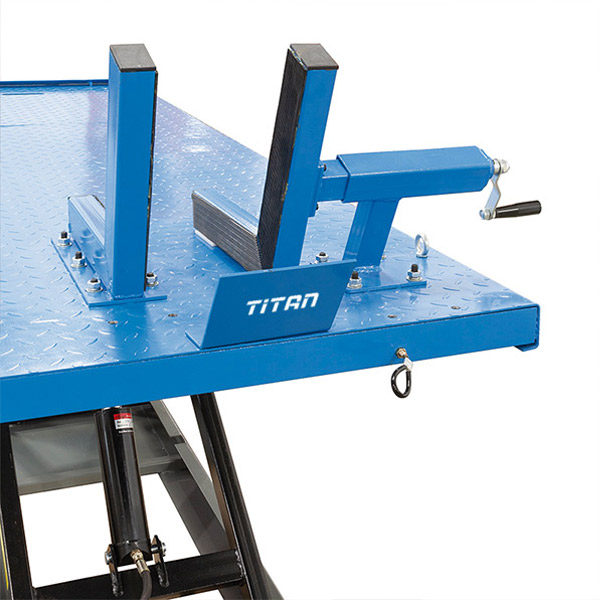 Bàn nâng xe máy FERVI S029 hoạt động bằng thủy lực, chạy điện