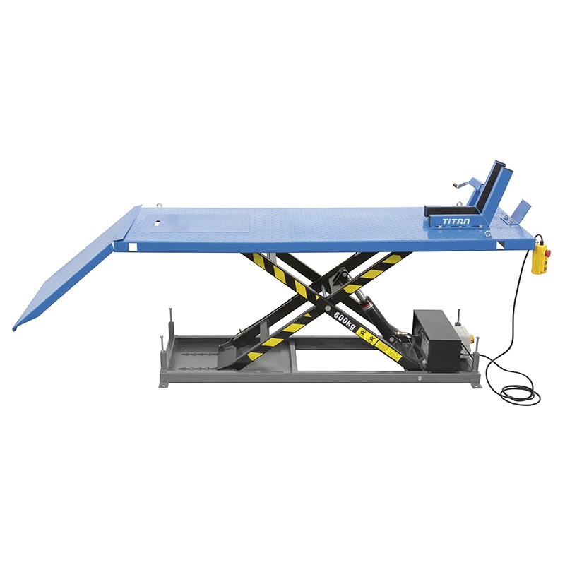 Bàn nâng xe máy FERVI S029 hoạt động bằng thủy lực, chạy điện.