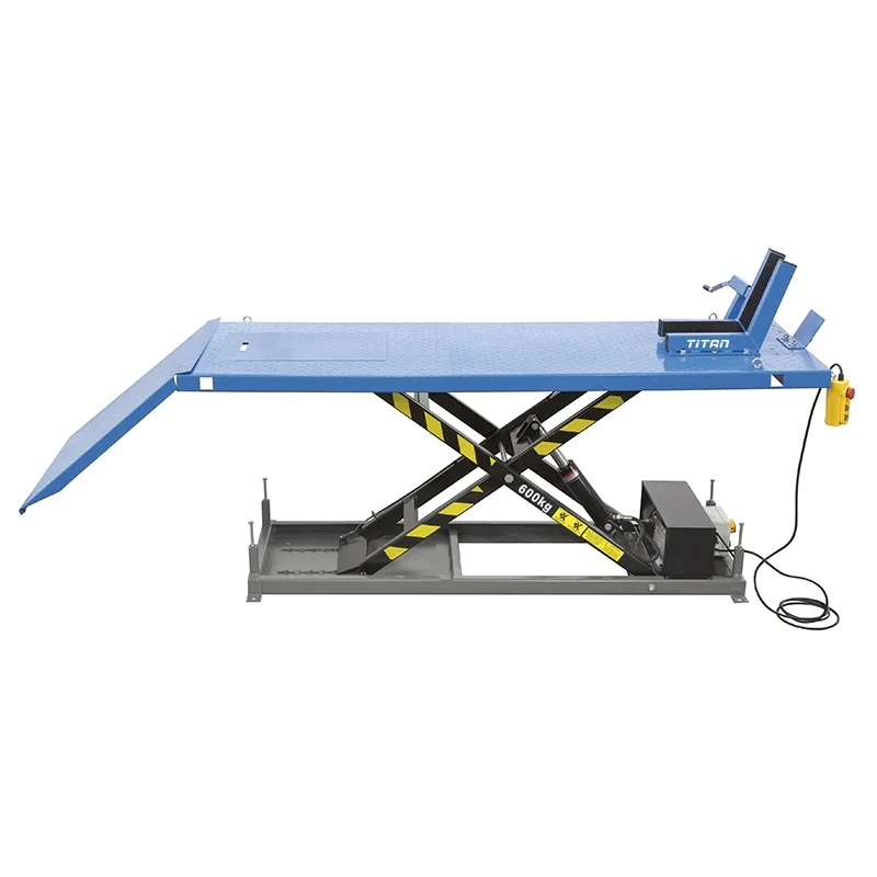 Bàn nâng xe máy FERVI S029 hoạt động bằng thủy lực, chạy điện.