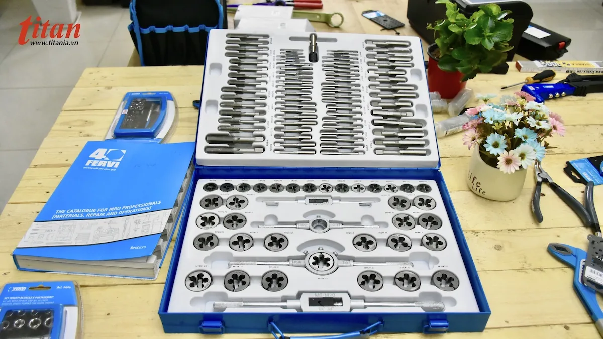 M218 bộ taro bàn ren 110 chi tiết trong vali chuyên dùng FERVI