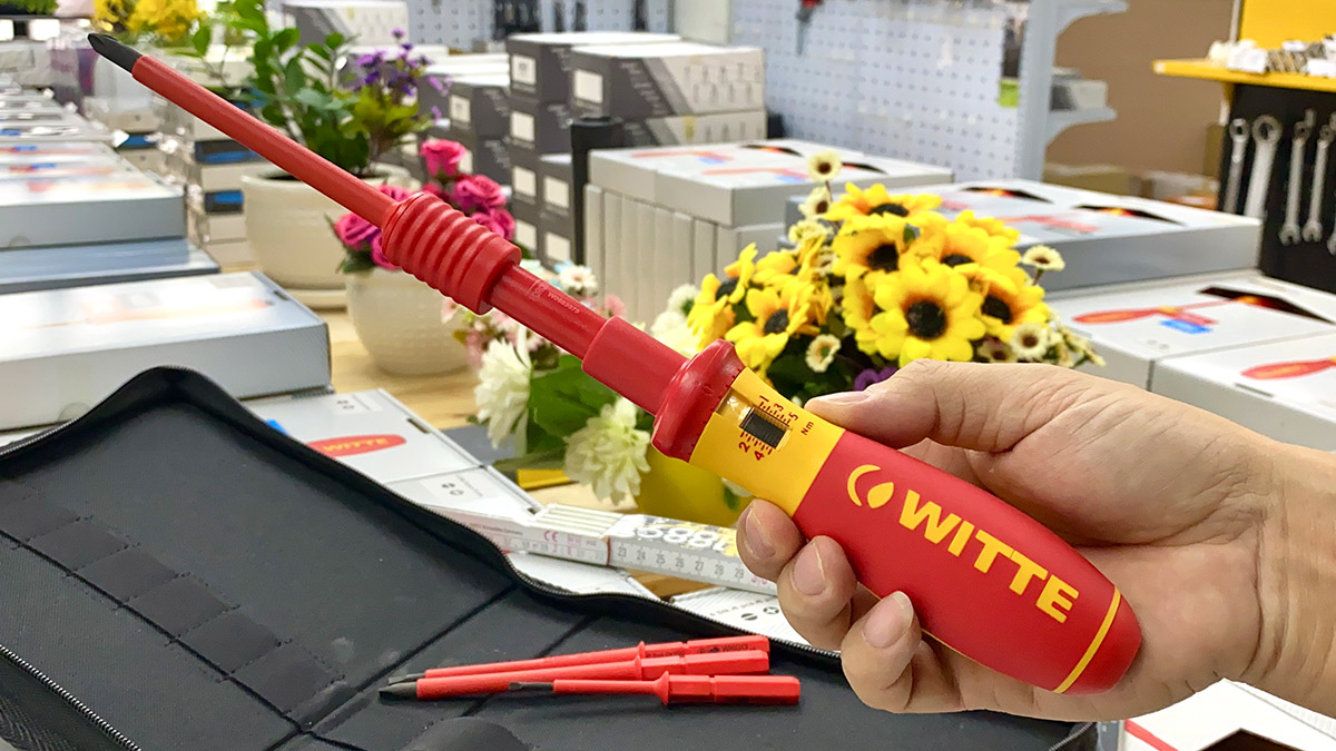 Điều chỉnh bằng cách dùng tay xoay nhẹ vòng điều chỉnh lực giống như cờ lê lực