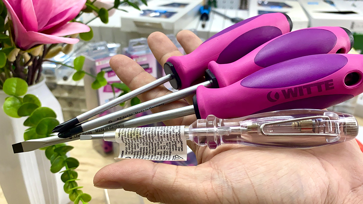 Thiết kế đặc biệt cho phái nữ, đựng trong hộp nhựa. Sản xuất tại CHLB Đức