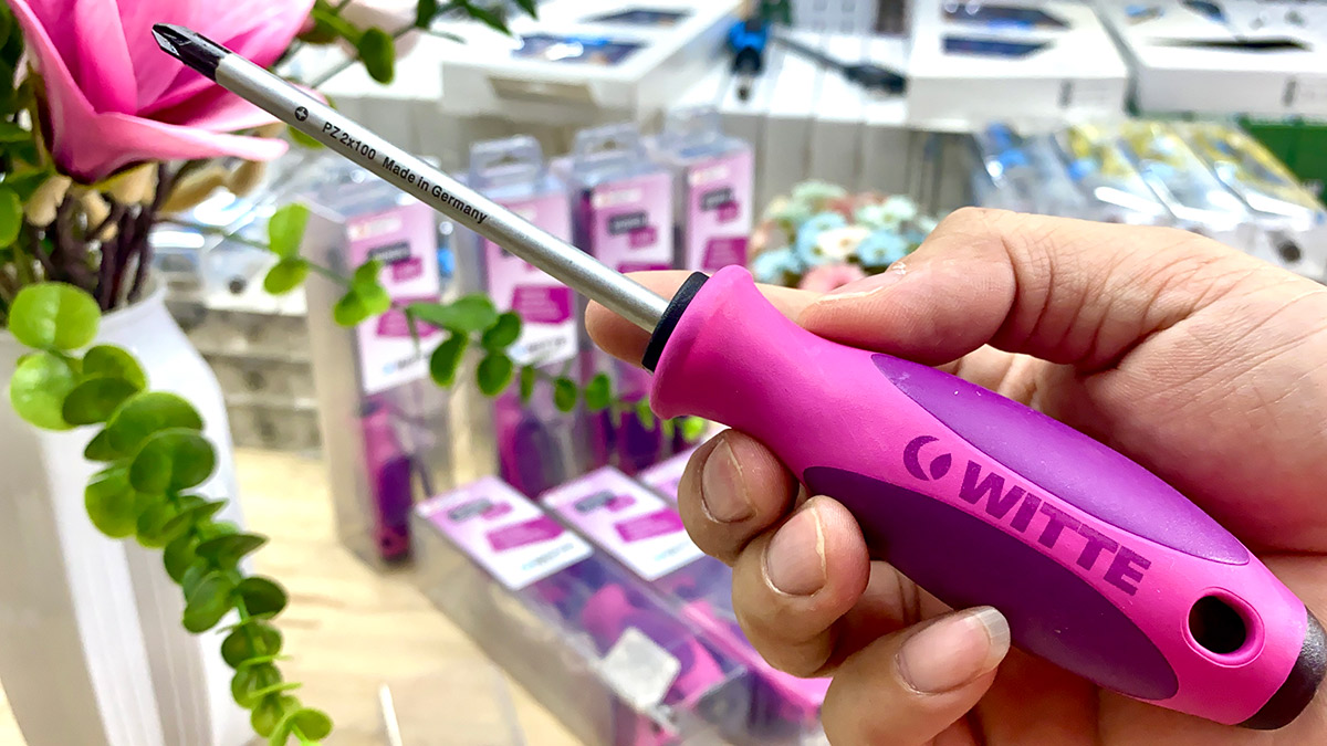 Cán tam giác, có lỗ treo, kích thước nhỏ vừa vặn bàn tay nữ giới