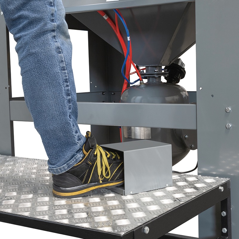 Buồng phun cát áp lực FERVI 0605 hai bộ hút bụi xử lý chi tiết nặng thumbnail 3