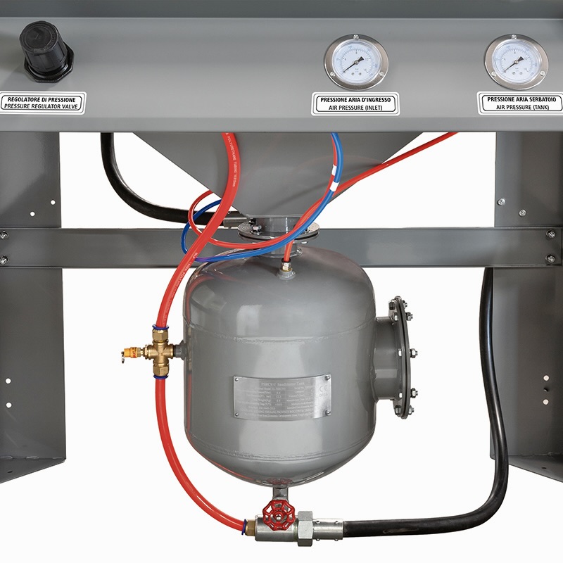 Buồng phun cát áp lực FERVI 0605 hai bộ hút bụi xử lý chi tiết nặng thumbnail 4