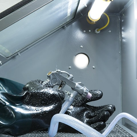 Buồng phun cát FERVI 0487 kết nối hút bụi xử lý bề mặt chi tiết thumbnail 2