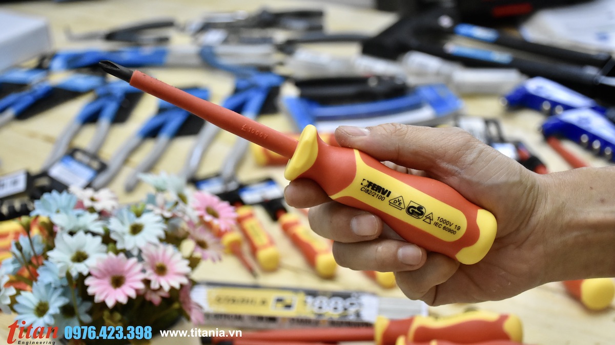 tua vít dẹt cách điện áp 1000V FERVI