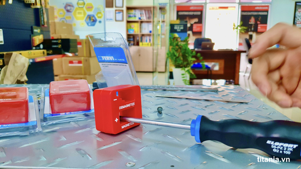 Cục tạo từ và khử từ nam châm 0466/DM thích hợp cho những ai cần điều chỉnh từ tính của dụng cụ theo tình huống cụ thể, giảm nhu cầu sở hữu nhiều tua vít khác nhau.