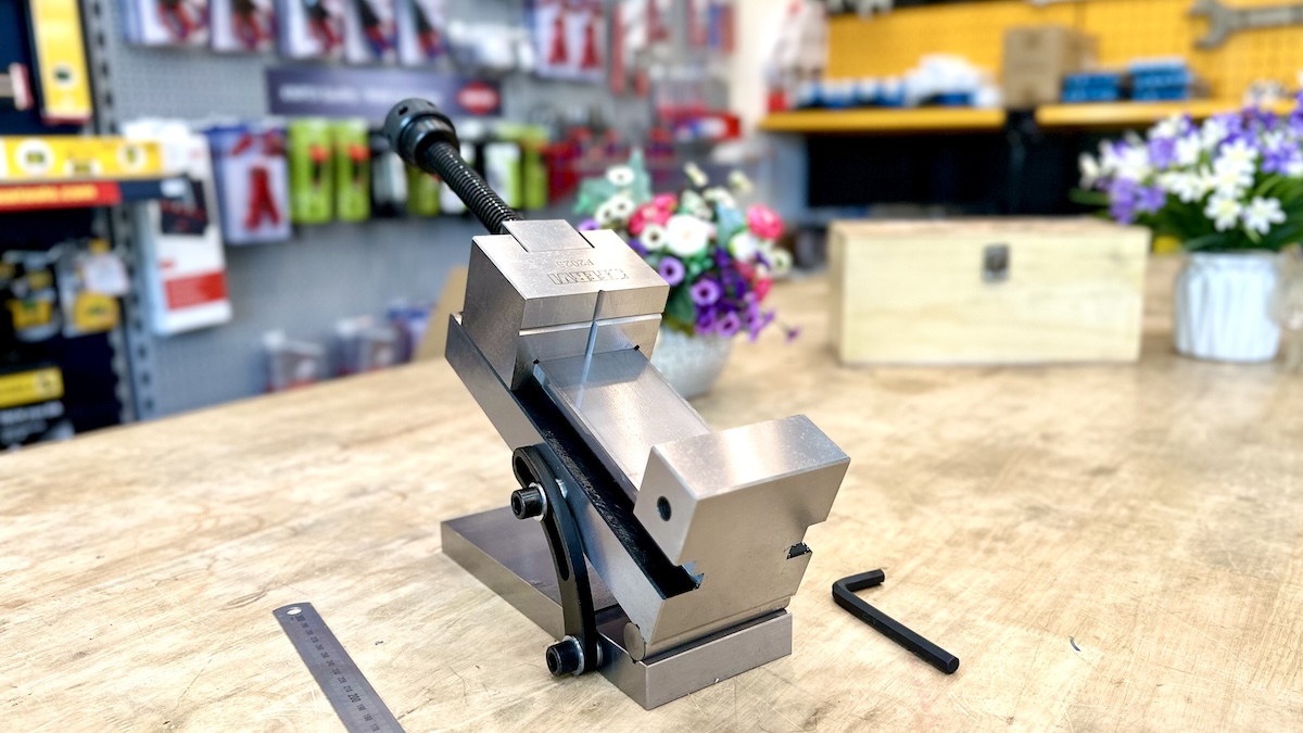 Eto FERVI M061 kẹp phôi chính xác, chỉnh góc 0–45°, dùng cho đo kiểm và mài phẳng