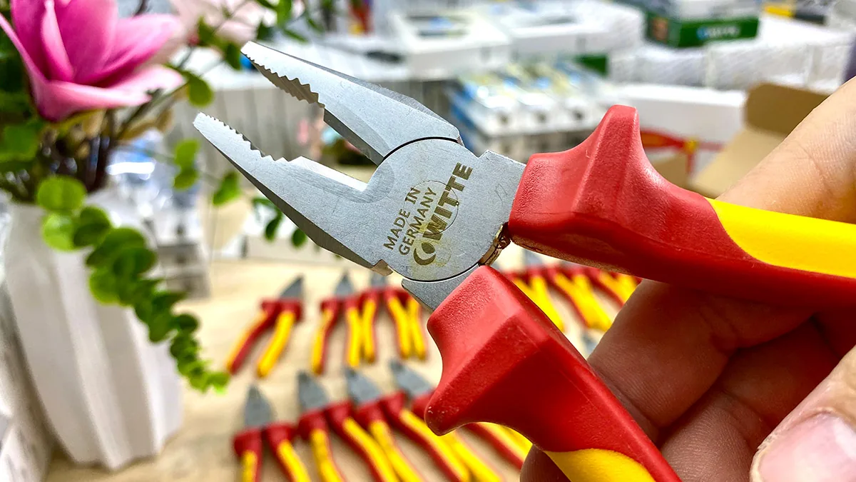 Bề mặt mạ Crom mờ, có khắc tên hãng WITTE và nơi sản xuất CHLB Đức