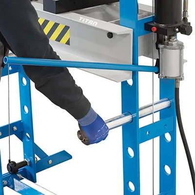 Máy ép thủy lực 45 tấn bằng tay P001/45, trợ lực điều khiển bằng khí nén.