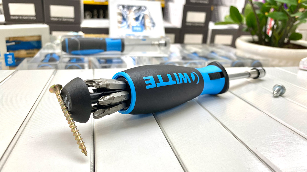 Mũi vít dài 25mm, có thể thay đổi. Chuôi có nam châm